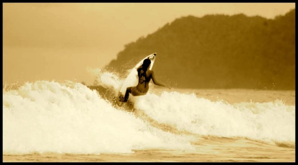 girls_surfing_cr