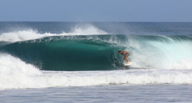 Read more about the article How To Get Barreled – A Surfing Tutorial