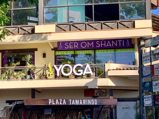 Ser Om Shanti Yoga Studio en Tamarindo, Costa Rica, con clases de Vinyasa, Hatha y Pilates.